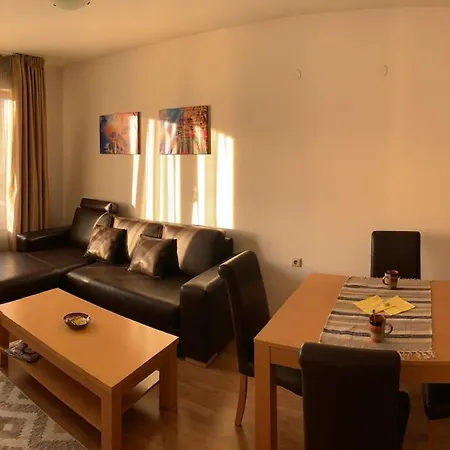 Spacious And Bright With 2 Bedrooms 아파트