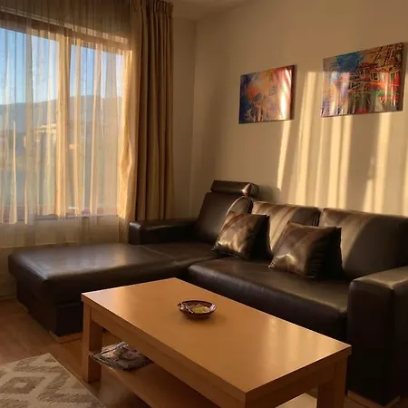 Spacious And Bright With 2 Bedrooms 아파트